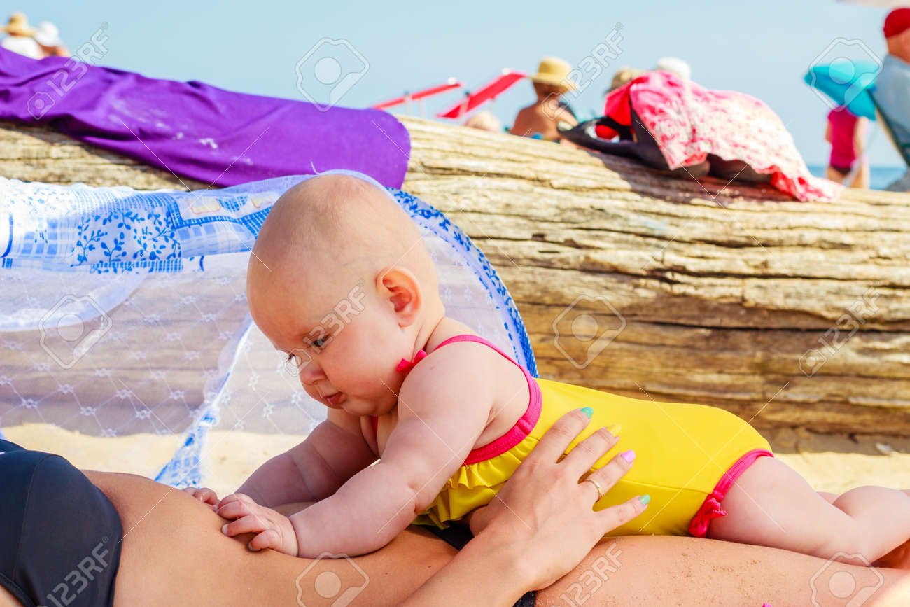 Bebe Couche Sur Le Ventre De La Mere En Maillot De Bain Sur La Plage Banque D Images Et Photos Libres De Droits Image