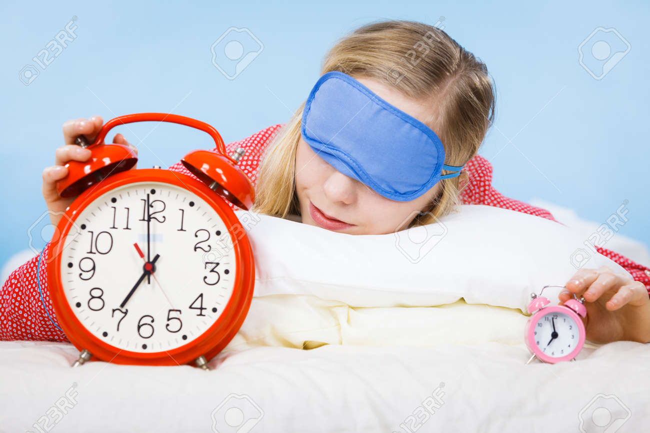 Dormir Jeune Femme Portant Chat Rouge Mignon Tenant Grande Horloge Rose Montre Grande Queue De Reve Banque D Images Et Photos Libres De Droits Image