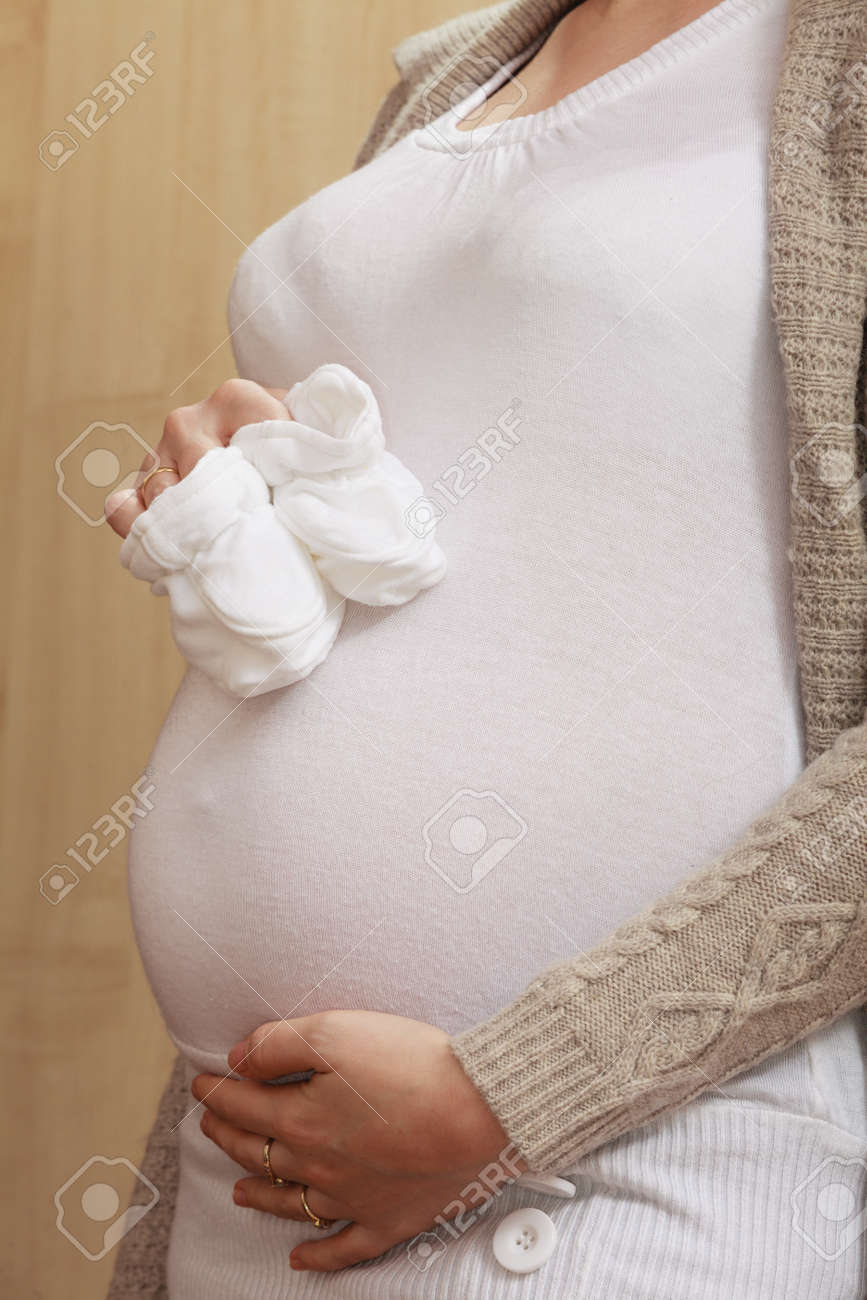 Grossesse Le Concept De La Maternite Femme Tenue Petites Chaussettes De Bebe Blanc Et Toucher Son Ventre Banque D Images Et Photos Libres De Droits Image