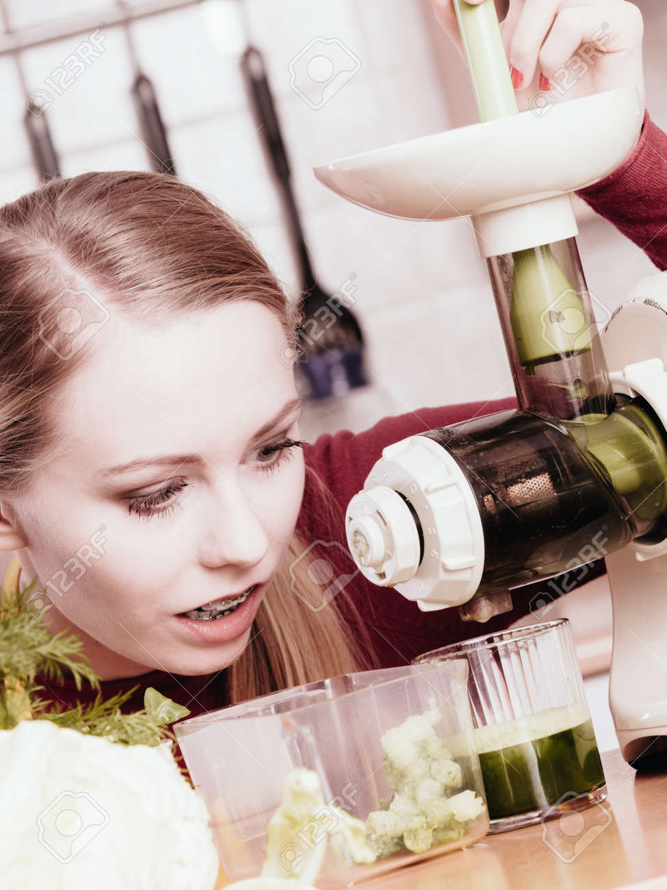 健康 ダイエット朝食の概念のためを飲み物 緑の野菜からグリーンスムージー健康野菜ジュースを作るキッチンの若い女性 の写真素材 画像素材 Image 85864433