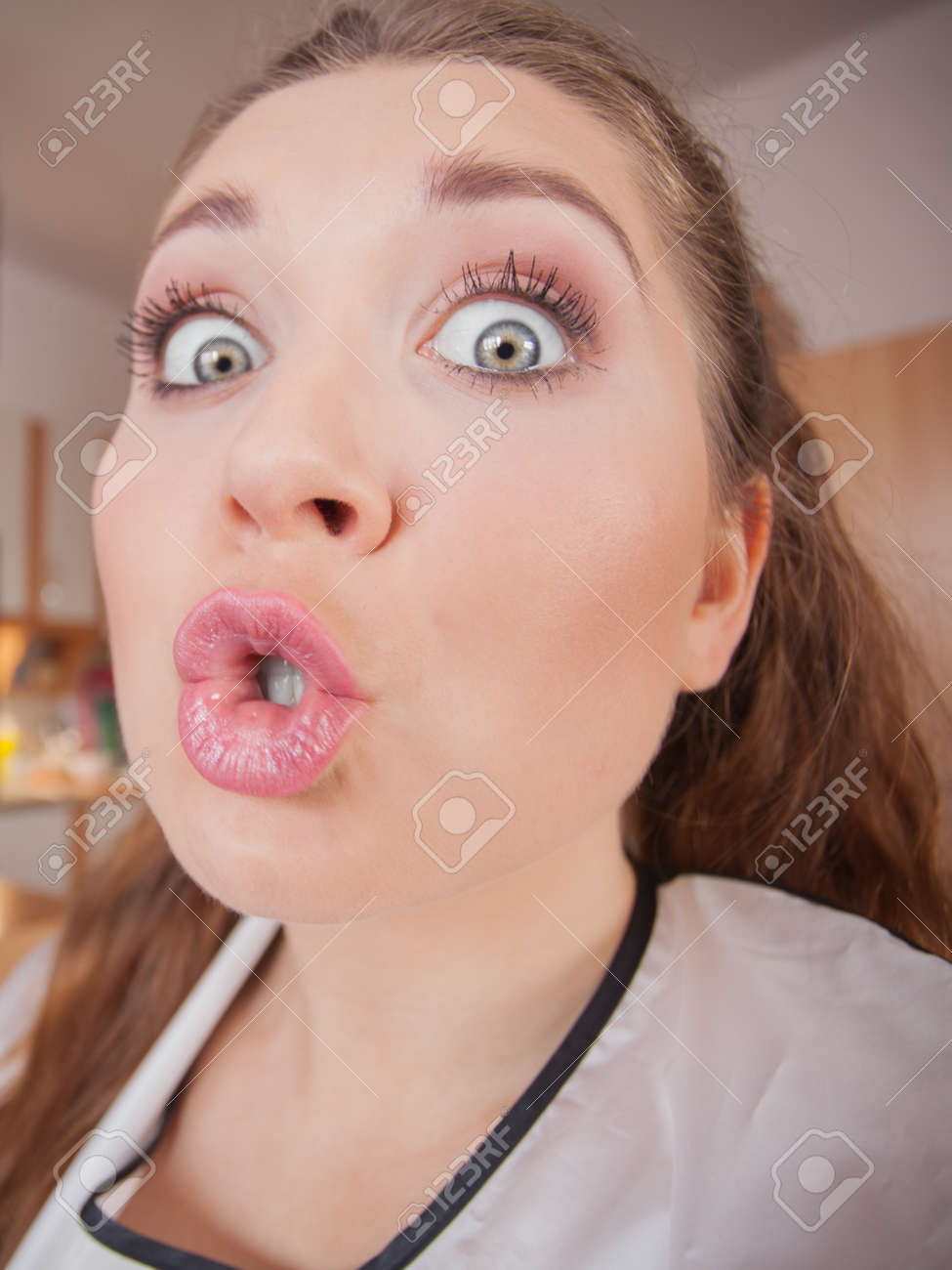 재미 바보 같은 못생긴 얼굴을 만드는 예쁜 여자의 닫습니다. 여성 구 피 로열티 무료 사진, 그림, 이미지 그리고 스톡포토그래피.  Image 98104730