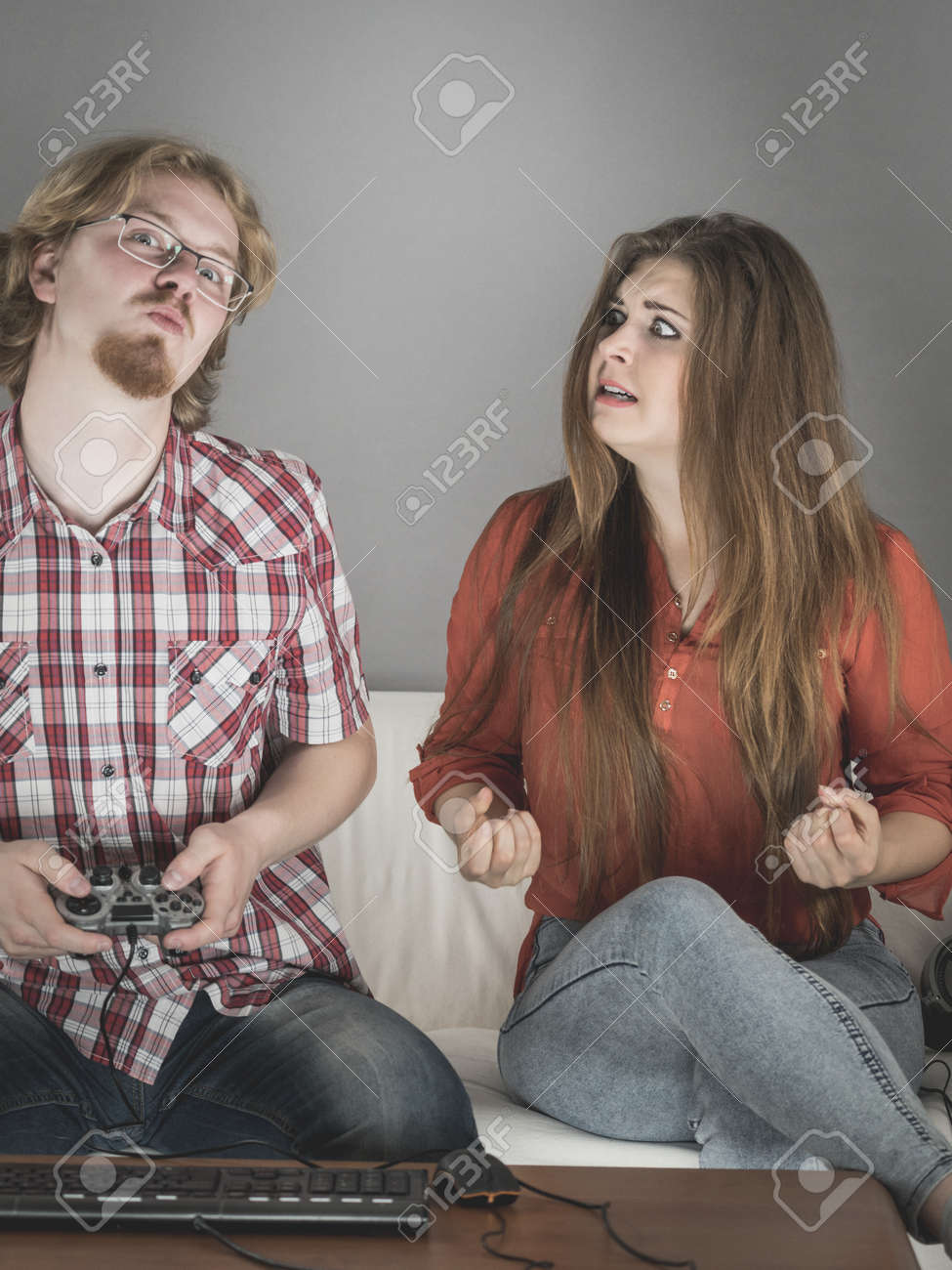 playing video games with boyfriend