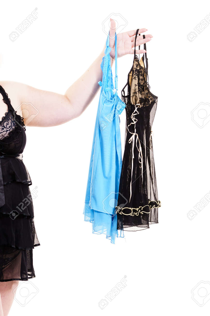 Mujer Adulta Madura Con Lencería De Satén Recogiendo Ropa De Dormir. Mujer De Talla Que Se Siente Cómoda Con Ropa Interior Sensual. Fotos, Retratos, Imágenes Y Fotografía De Libres De