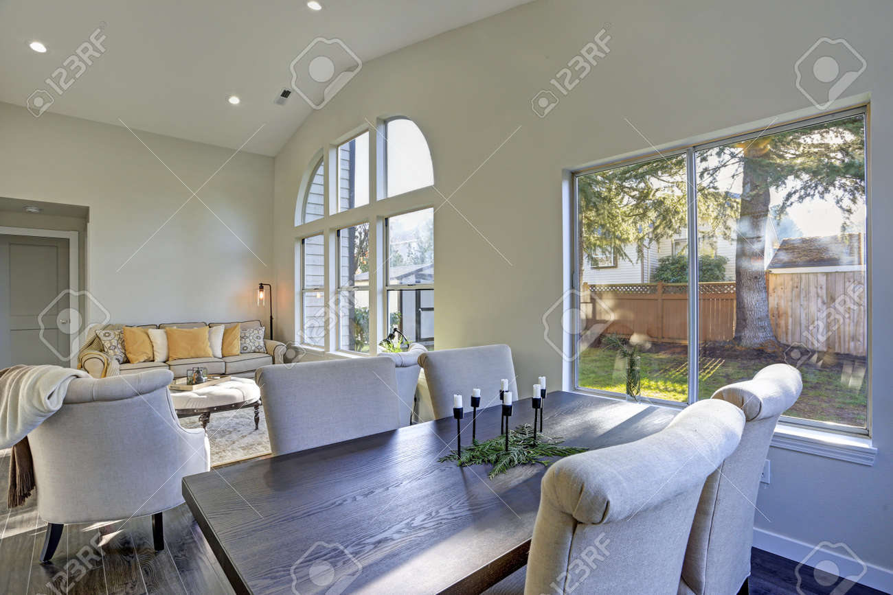 ダークウッドのダイニングテーブルとグレーのリネンチェアが備わるダイニングスペースです の写真素材 画像素材 Image