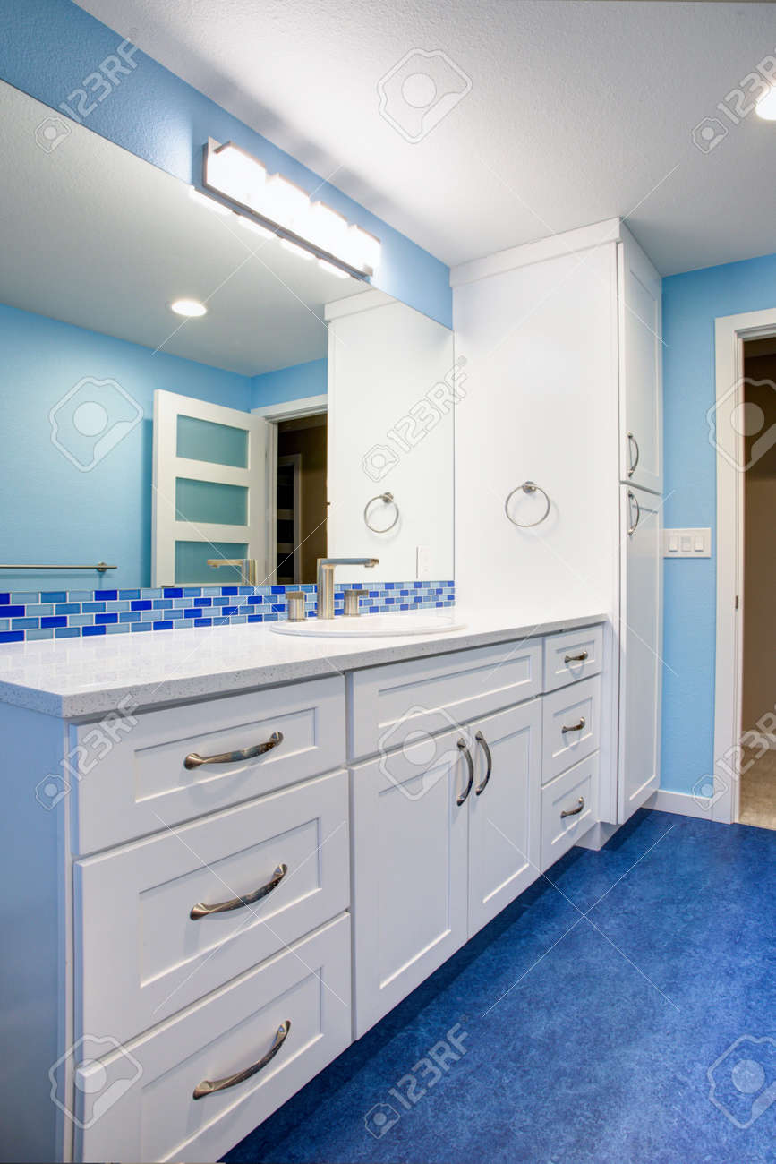 Gorgeous Bathroom With Blue Walls, Extra-wide Creamy White Single - Gorgeous Bathroom With Blue Walls, Extra-wide Creamy White Single