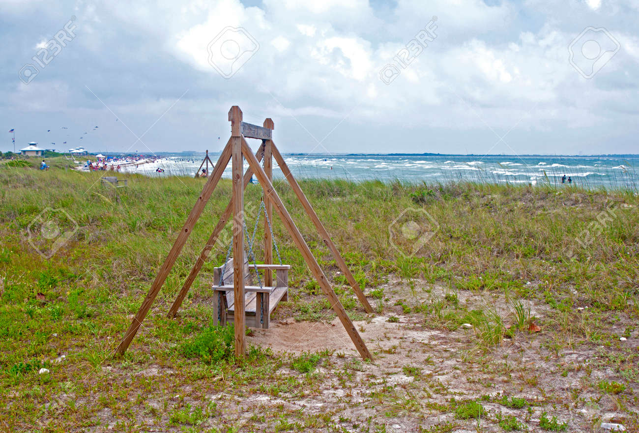 Banc A Bascule En Bois Suspendu Avec Des Chaines A Une Plage Locale De Floride Sur Une Journee Nuageuse Banque D Images Et Photos Libres De Droits Image 84811549