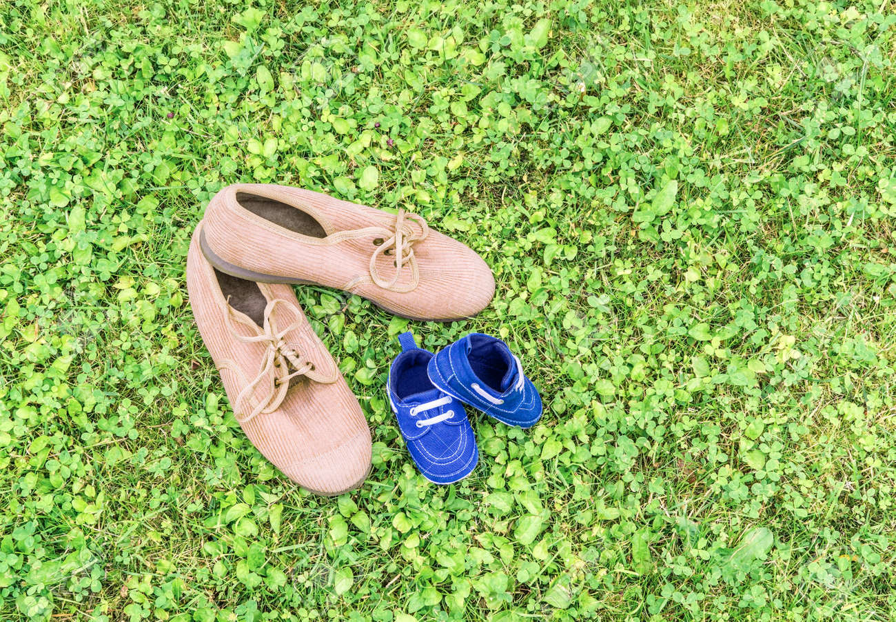 メンズ コーデュロイ スニーカーと幼児の靴は 芝生の上が 上からの眺め の写真素材 画像素材 Image