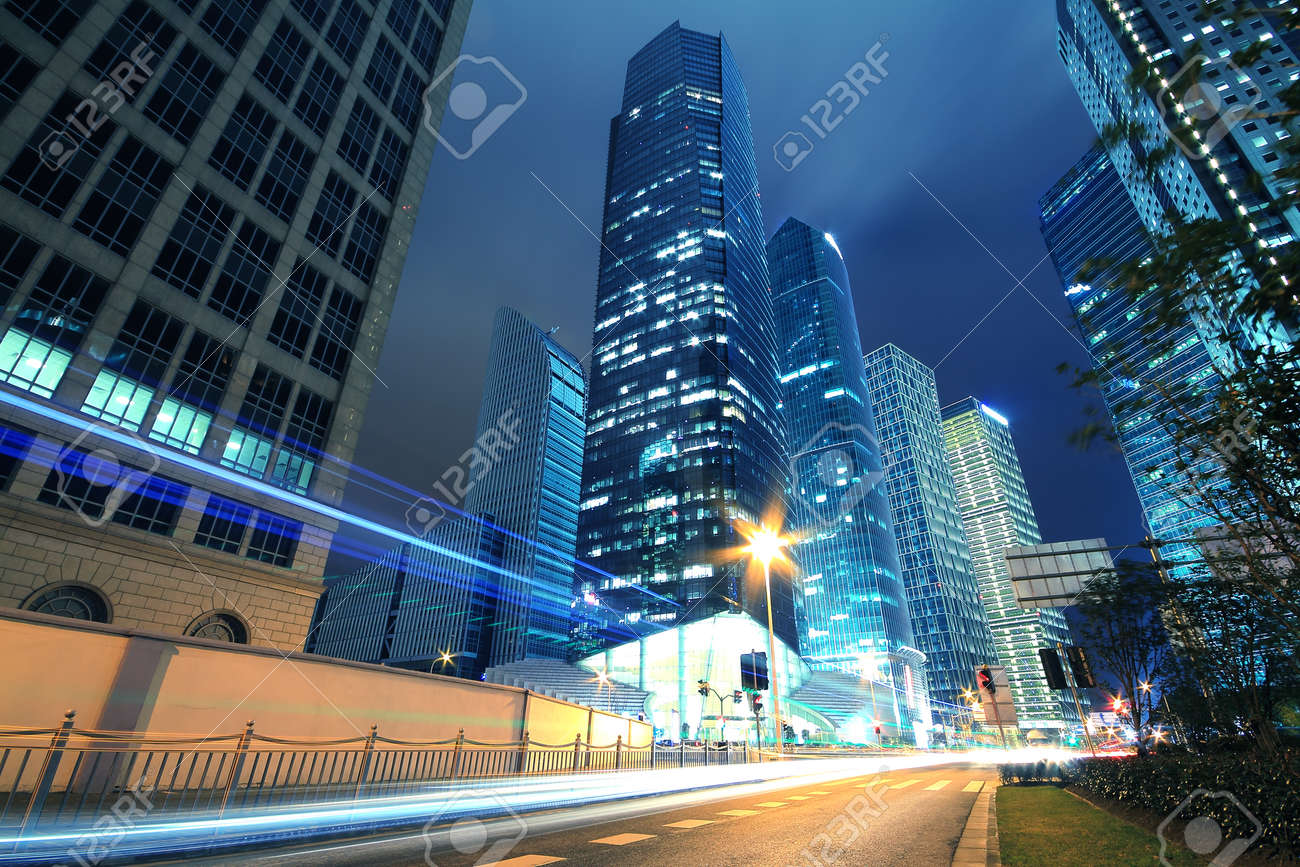 露出　夜 都会の夜の長い露出の写真は夕暮れの高速道路交通 上海で撮影の写真素材・画像素材 Image 28053628