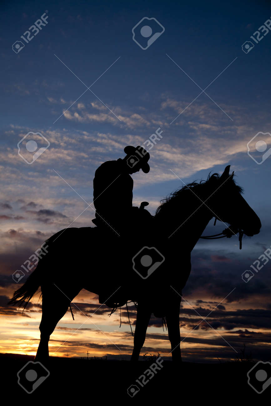 Un Vaquero Está Dormido Sobre Su Caballo En La Puesta Sol. Retratos, Imágenes Y Fotografía De Archivo Libres De Derecho. Image 15464022.