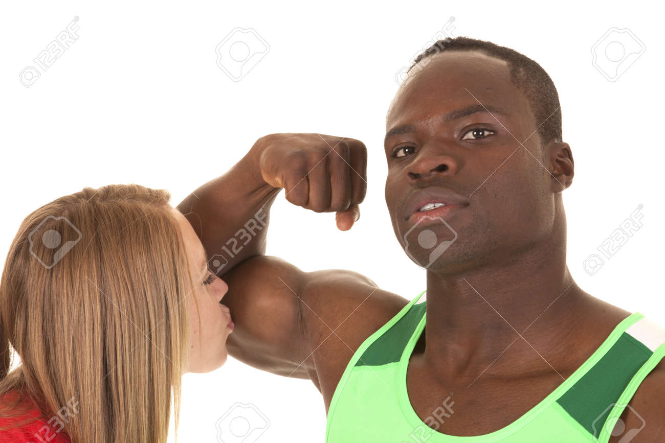 彼の力こぶと大きな筋肉をキス女を曲げる男 の写真素材 画像素材 Image