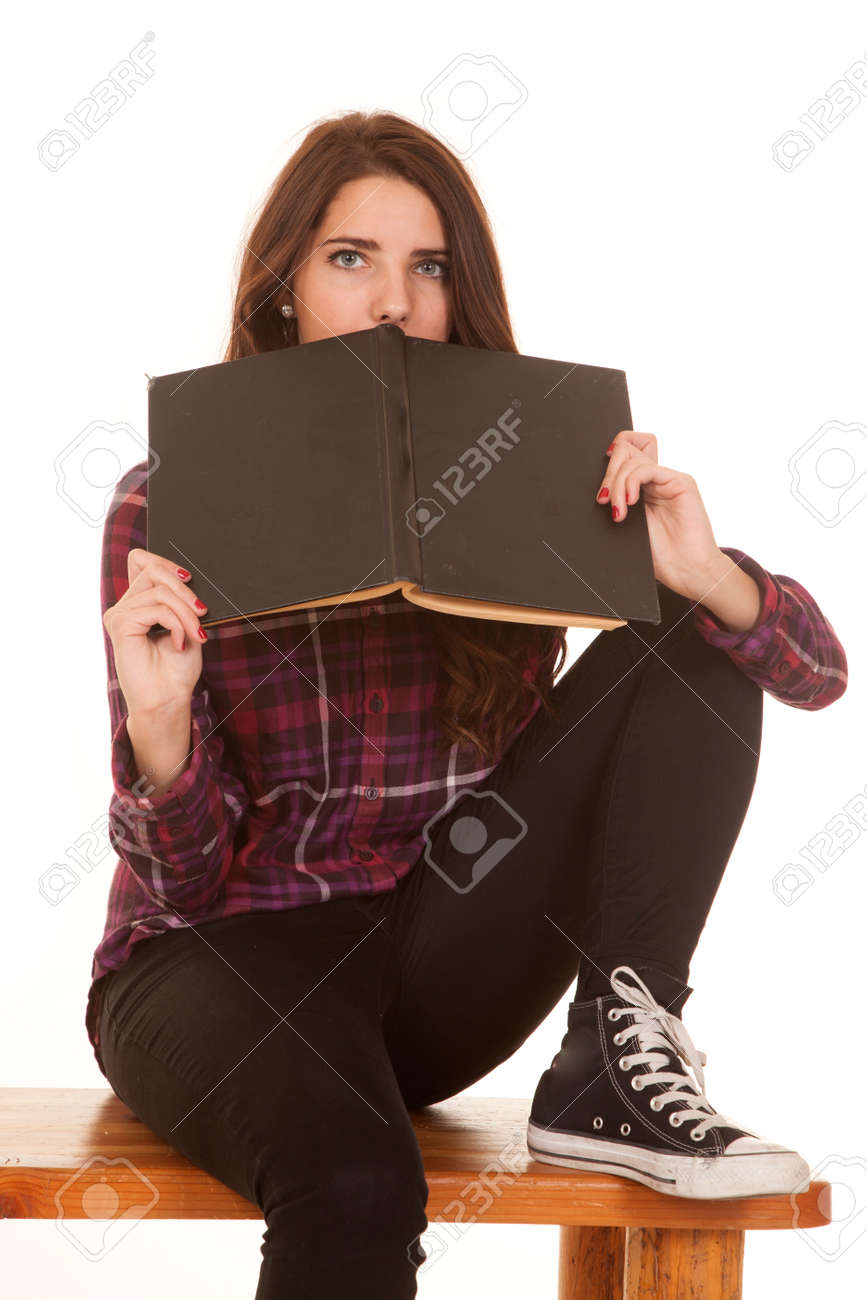 Eine Frau Mit Einem Buch Über Ihr Gesicht Sitzen. Lizenzfreie Fotos, Bilder  und Stock Fotografie. Image 23508140.