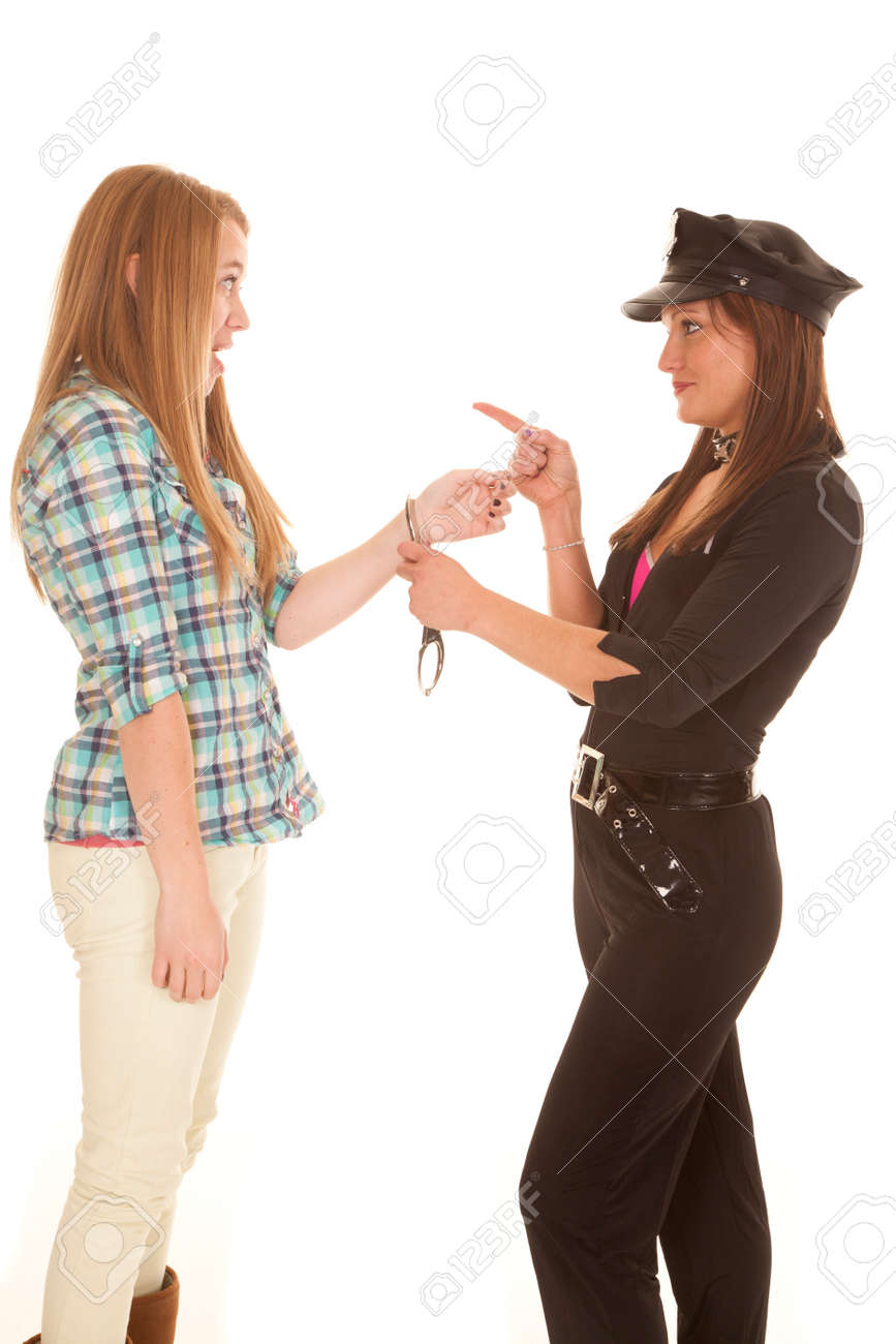 女性の警察官は 手錠をされた女の子を指しています の写真素材 画像素材 Image 女性の警察官は 手錠をされた女の子を指しています の写真素材 画像素材 Image