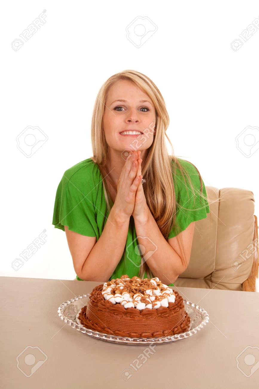 Une Femme Avec Ses Mains Avec Un Gateau Au Chocolat En Face D Elle