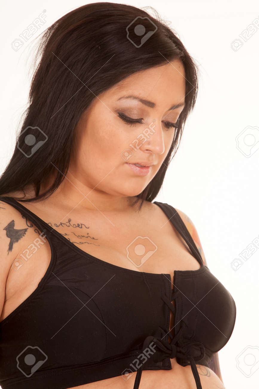 Une Femme En Bikini Avec Des Tatouages Sur La Poitrine Et De Lépaule