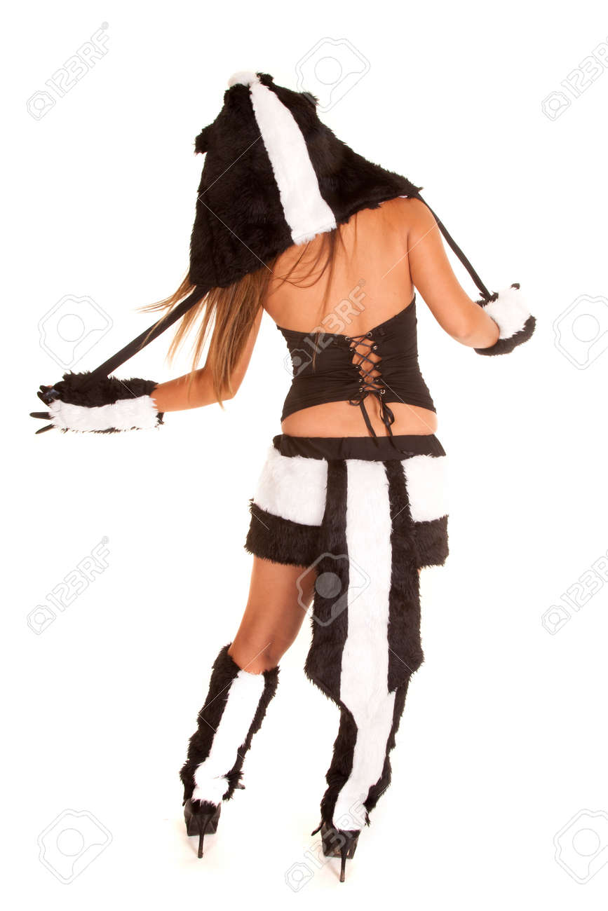 女性は彼女のスカンクの衣装で彼女の尾を披露します の写真素材 画像素材 Image 3149