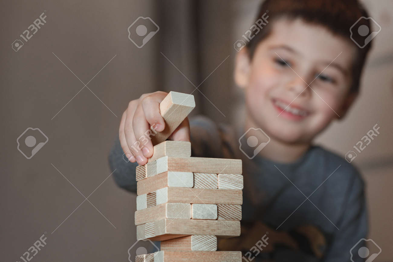 Wooden Tower Game Child Plays At Home In Construction Lizenzfreie Fotos Bilder Und Stock Fotografie Image