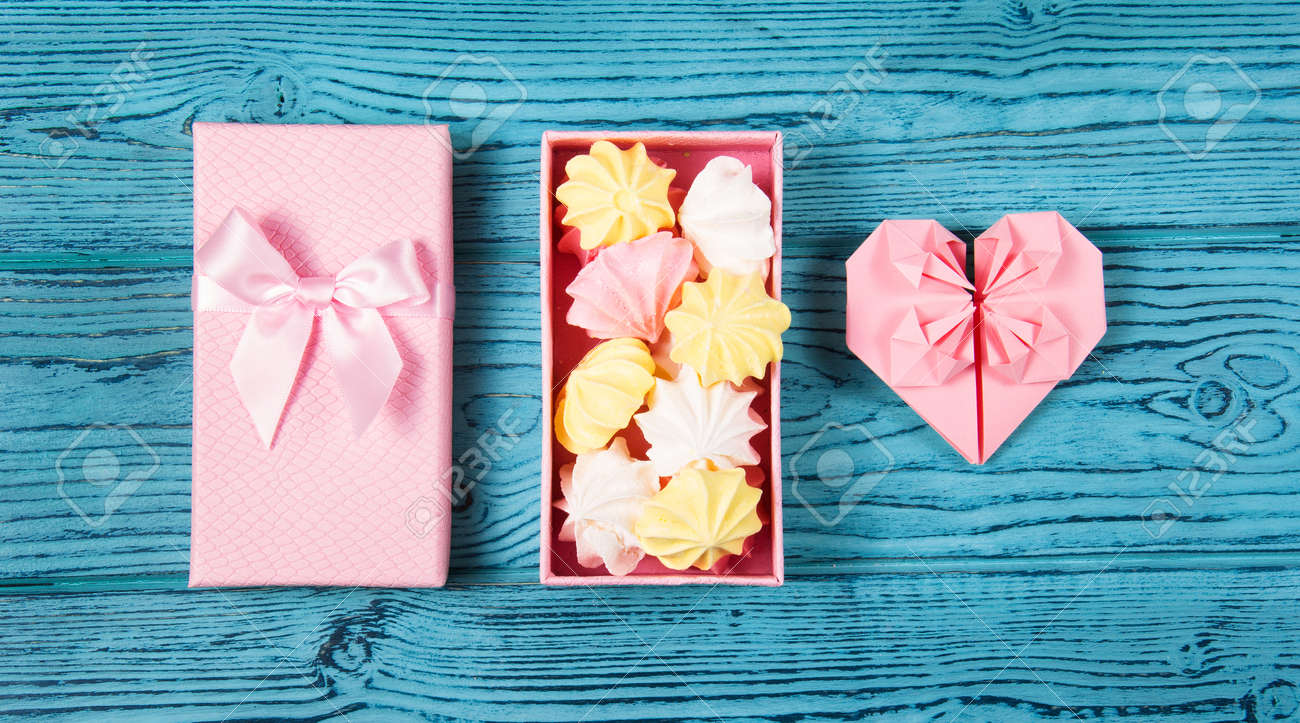 折り紙とマシュマロのボックスの中心部 メレンゲと紙の心を空気します ロマンチックな概念 の写真素材 画像素材 Image