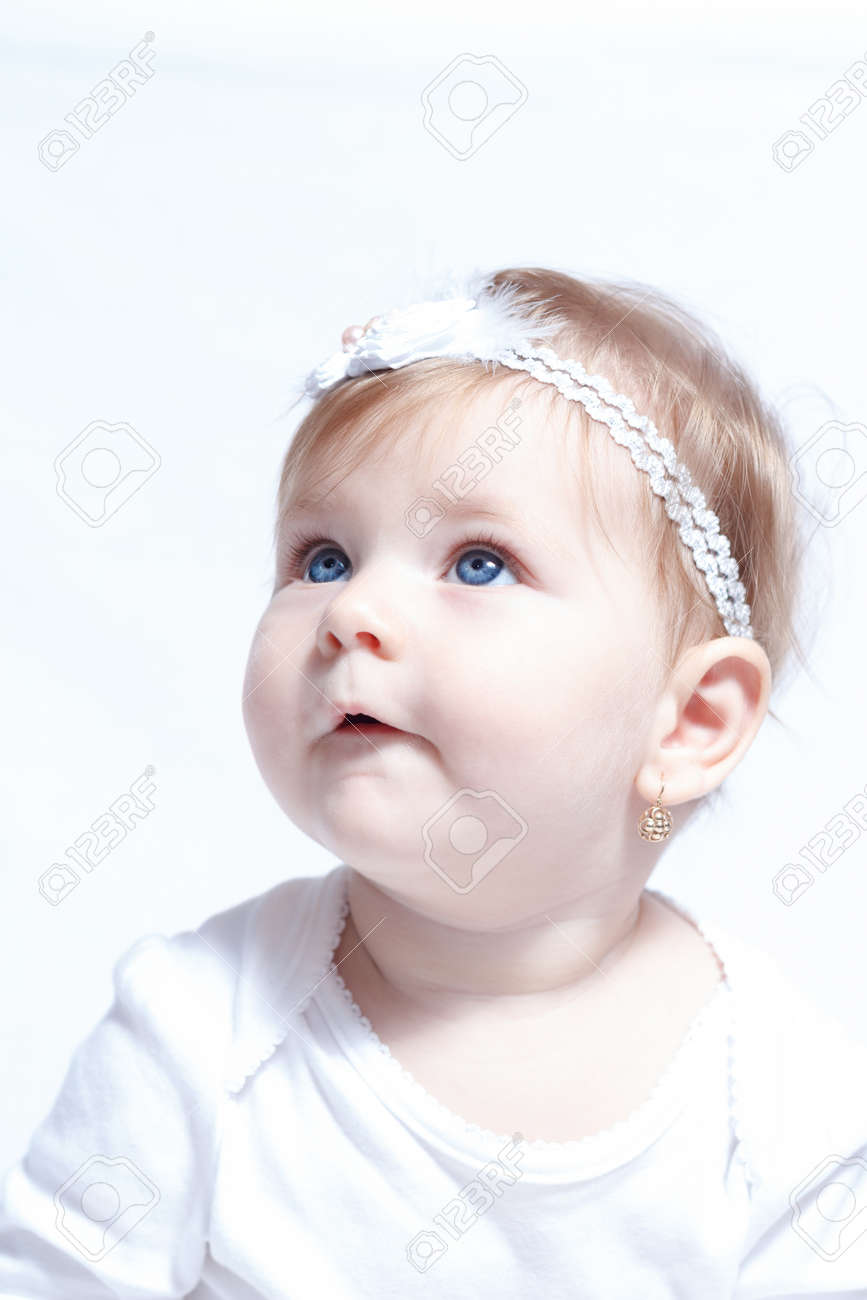 Petit Bebe Fille Avec De Magnifiques Yeux Bleus Isole Sur Fond Blanc Banque D Images Et Photos Libres De Droits Image