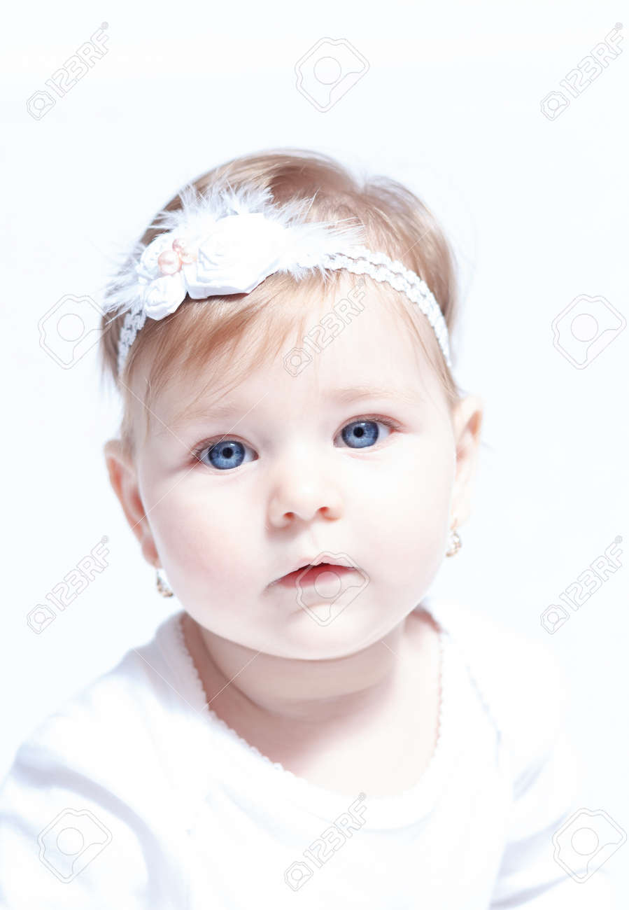 Petit Bebe Fille Avec De Magnifiques Yeux Bleus Isole Sur Fond Blanc Banque D Images Et Photos Libres De Droits Image