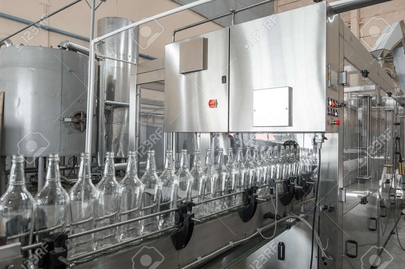 Fabrikladen Fur Die Herstellung Von Glasflaschen Und Getranke Lizenzfreie Fotos Bilder Und Stock Fotografie Image