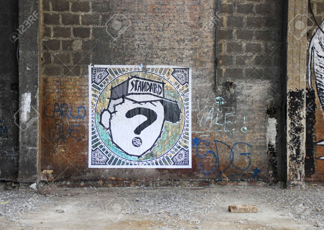 16 年 4 月 2 日 ボローニャ イタリア ストリート アート落書き描いたプロジェクト Rusco Ababdonade 工場の壁 の写真素材 画像素材 Image