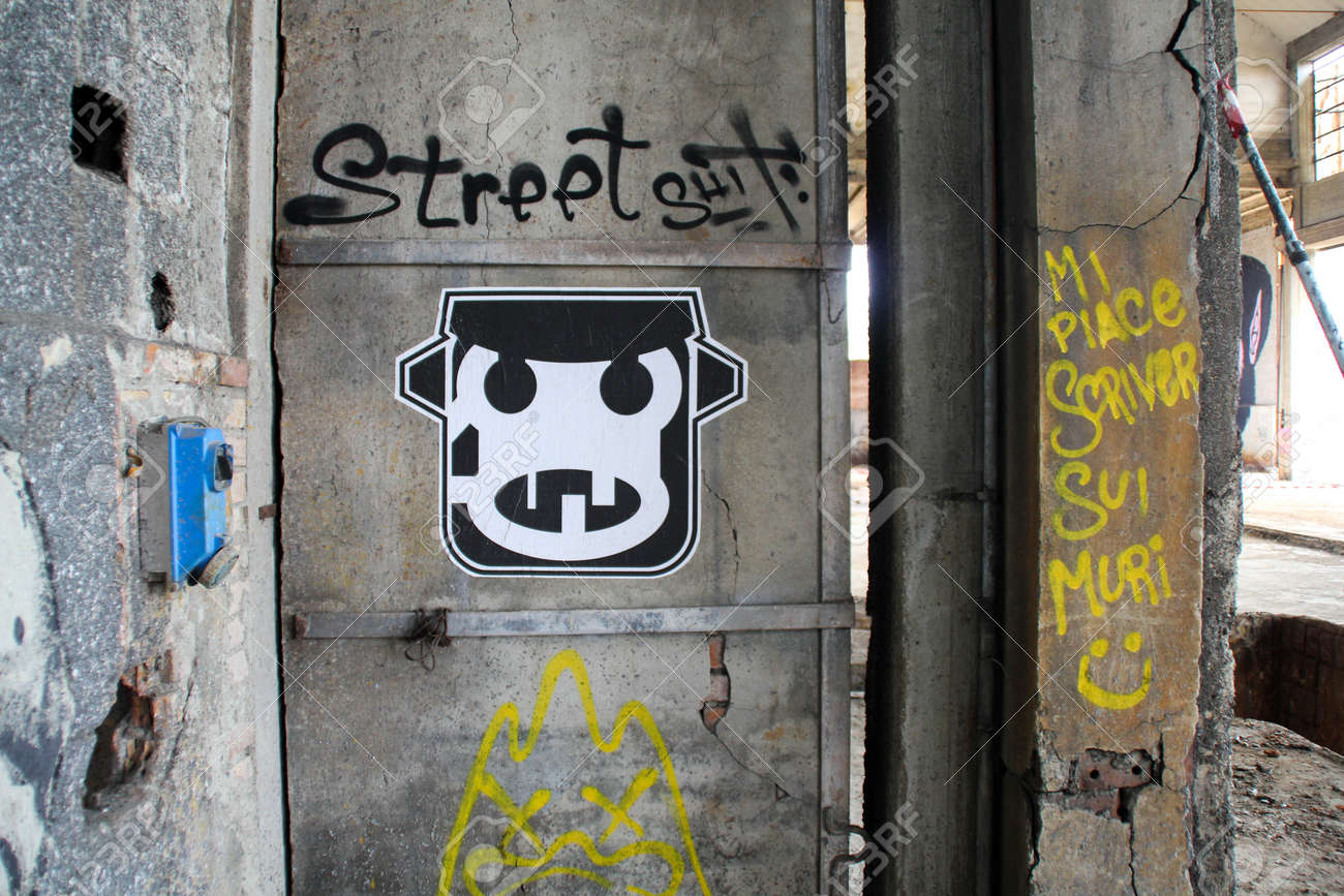 16 年 4 月 2 日 ボローニャ イタリア ストリート アート落書き描いたプロジェクト Rusco Ababdonade 工場の壁 の写真素材 画像素材 Image