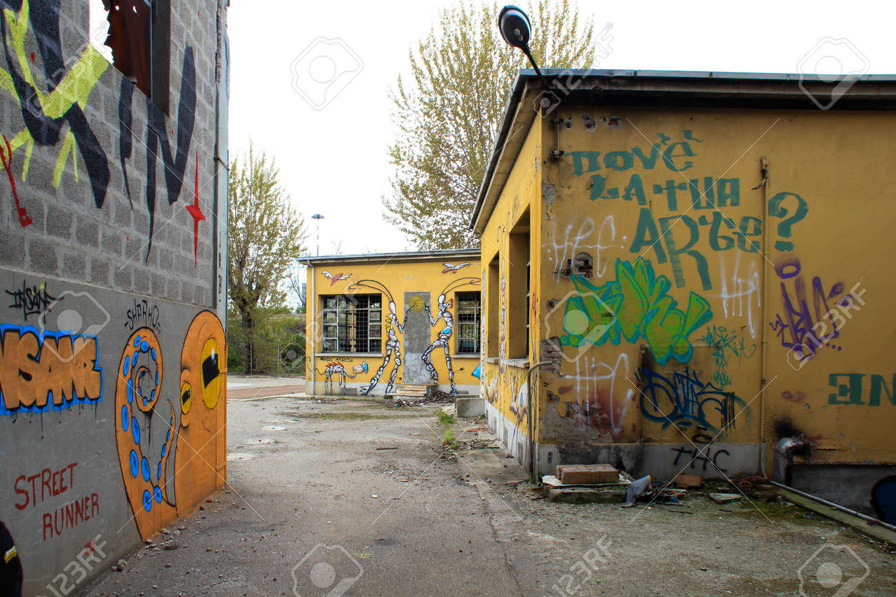 16 年 4 月 2 日 ボローニャ イタリア ストリート アート落書き描いたプロジェクト Rusco Ababdonade 工場の壁 の写真素材 画像素材 Image