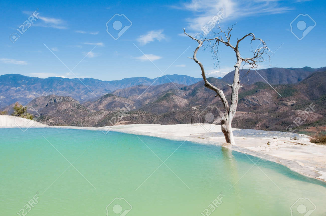 イエルベ エル アグア メキシコのオアハカ温泉 の写真素材 画像素材 Image