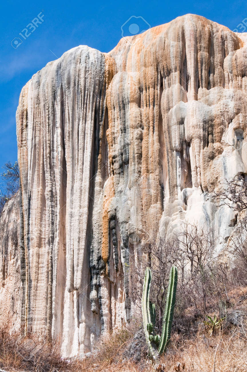 イエルベ エル アグア メキシコのオアハカの石化した滝 の写真素材 画像素材 Image