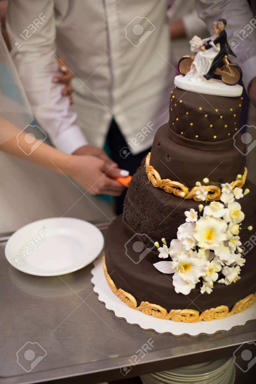 Une Fiancee Et Un Epoux Est Coupe Leur Gateau De Mariage Banque D
