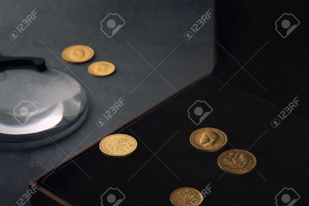 나무 탁자 위에 은금과 구리로 만든 화폐학 오래된 수집용 동전 로열티 무료 사진, 그림, 이미지 그리고 스톡포토그래피. Image  117895020