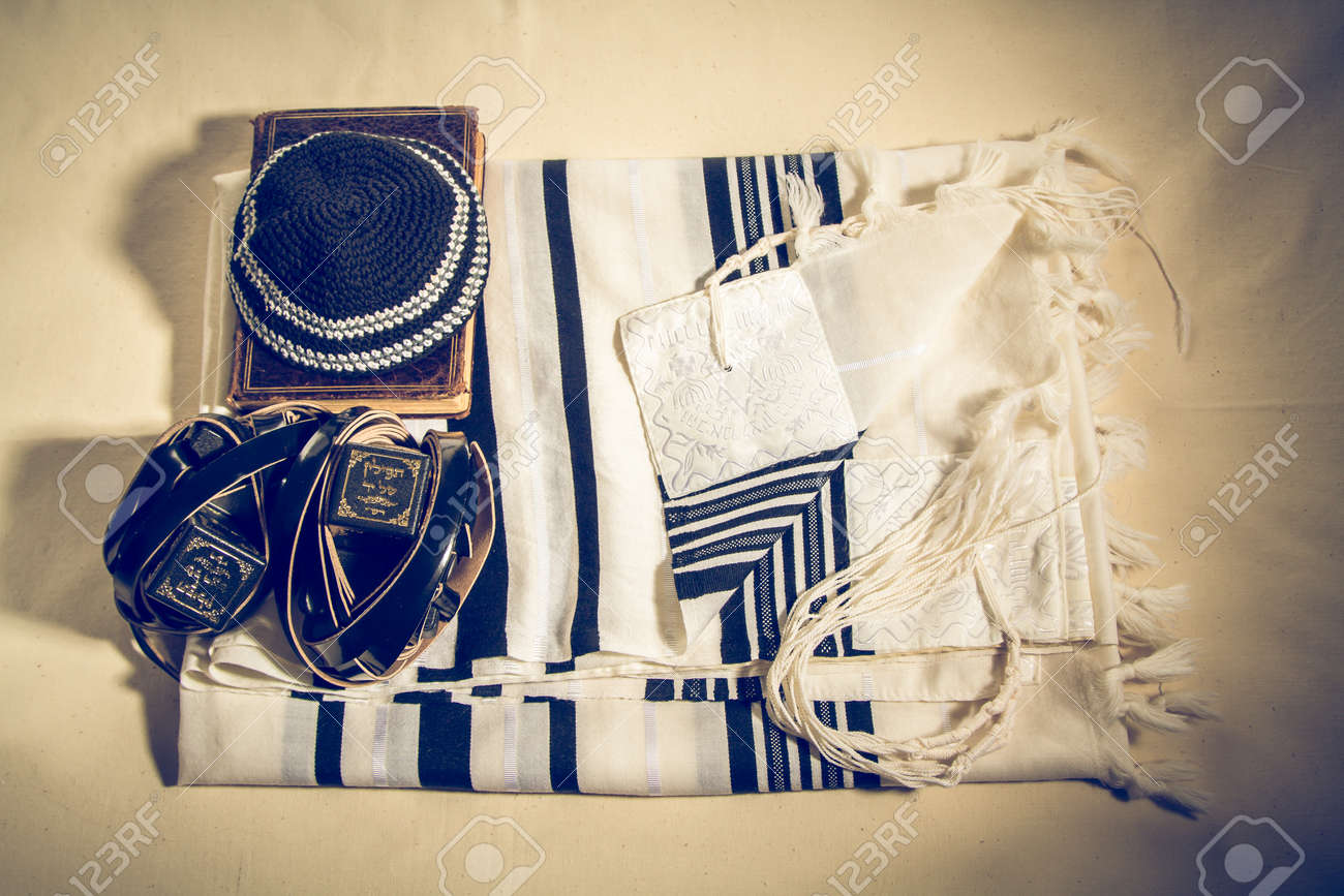 Objetos Rituales Judíos Talit Con Inscripción En Hebreo Y Nos Trajeron A Sión Con Alegría Kippah Tefilín Con Una Inscripción Hebrea El Brazo - 