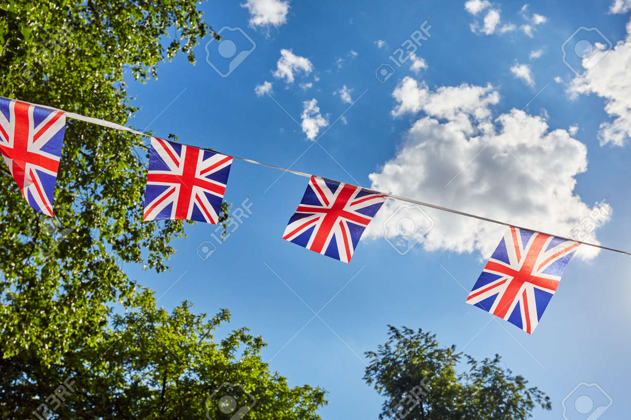 Ghé xem hình ảnh liên quan đến quả cờ Union Jack và những cột cờ tuyệt đẹp được treo thành từng đường ruy-băng tuyệt vời. Đừng bỏ lỡ cơ hội xem những bức ảnh tuyệt đẹp này với quốc kỳ Anh đầy màu sắc.