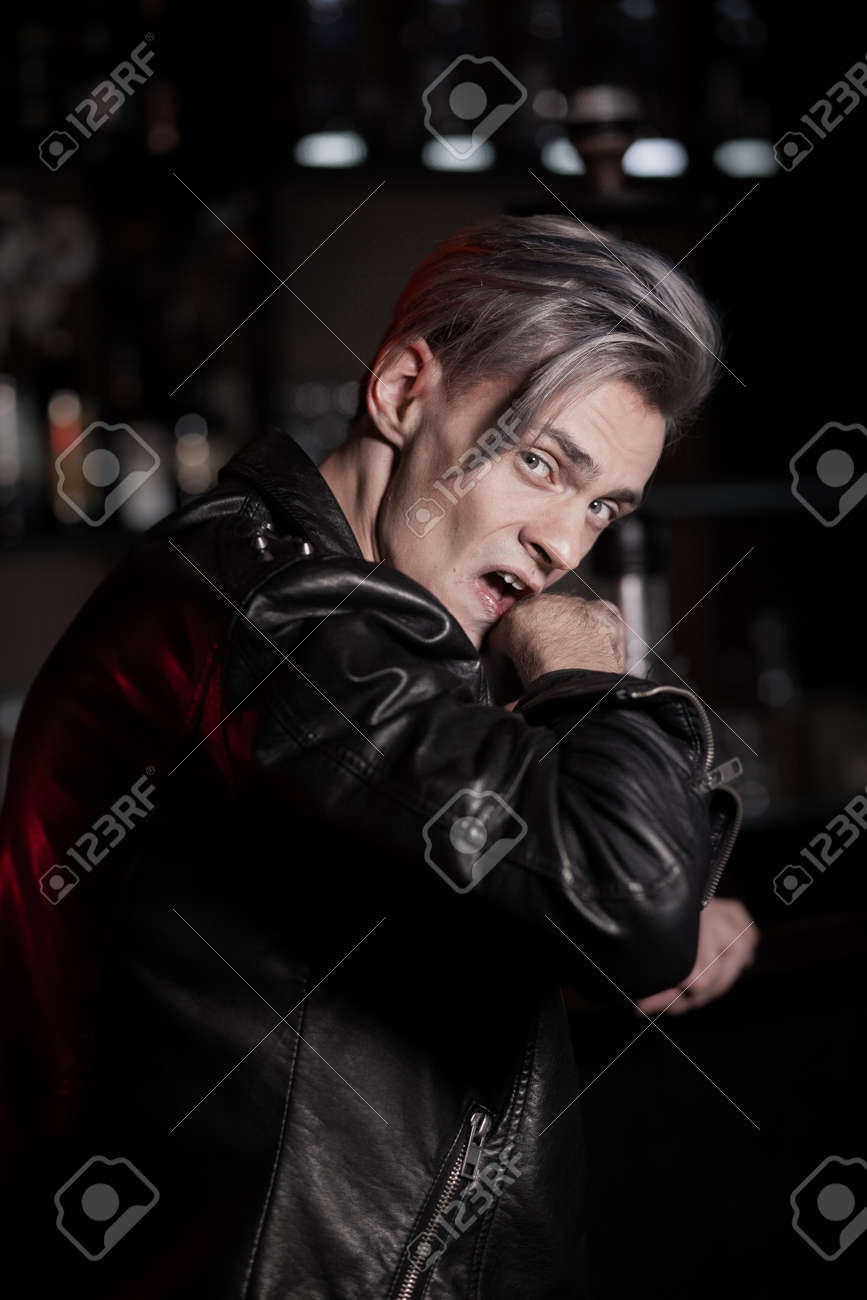 彼の顔から血を拭く男 の写真素材 画像素材 Image 彼の顔から血を拭く男 の写真素材 画像素材 Image