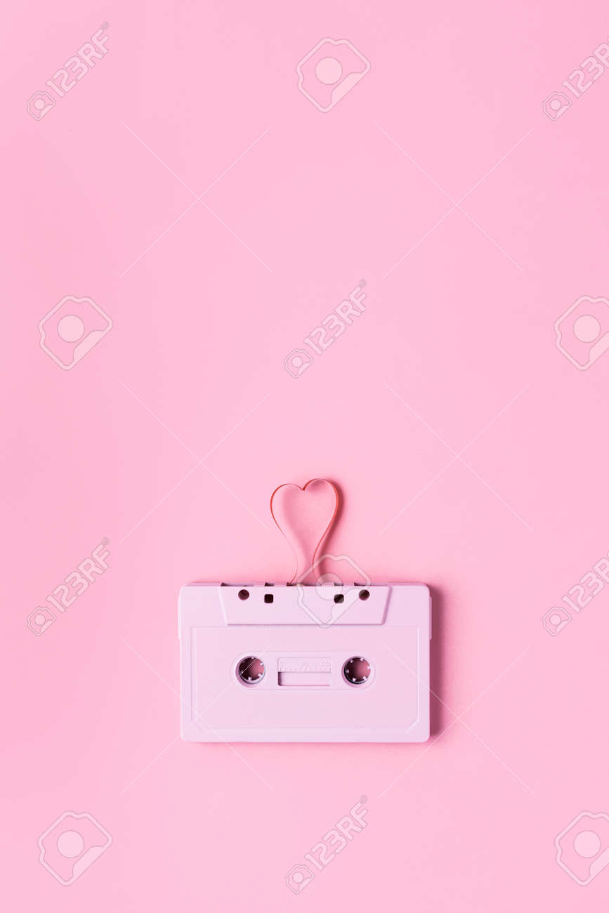 Băng cassette retro trên nền Baby Rose sẽ đưa bạn trở lại với thời trang xưa, thời kỳ đầy kỷ niệm và kí ức đẹp. Được thiết kế với màu hồng tươi sáng và nổi bật, băng cassette hồng này sẽ khiến cho bạn cảm thấy vô cùng thích thú và hứng thú. Hãy xem và tải ngay hình ảnh này!