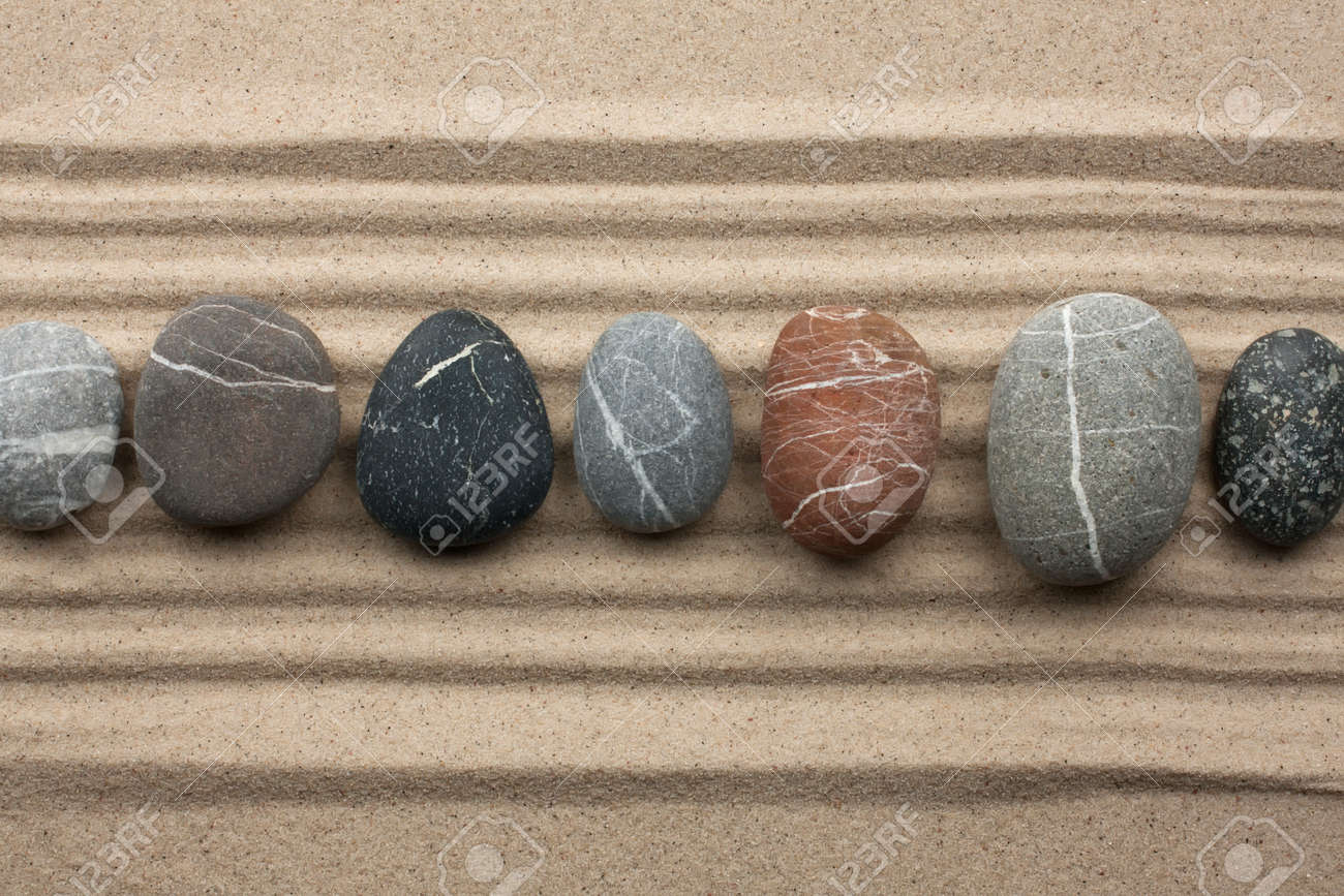 砂の上の行で広げて縞模様の石の写真素材・画像素材 Image 17857449