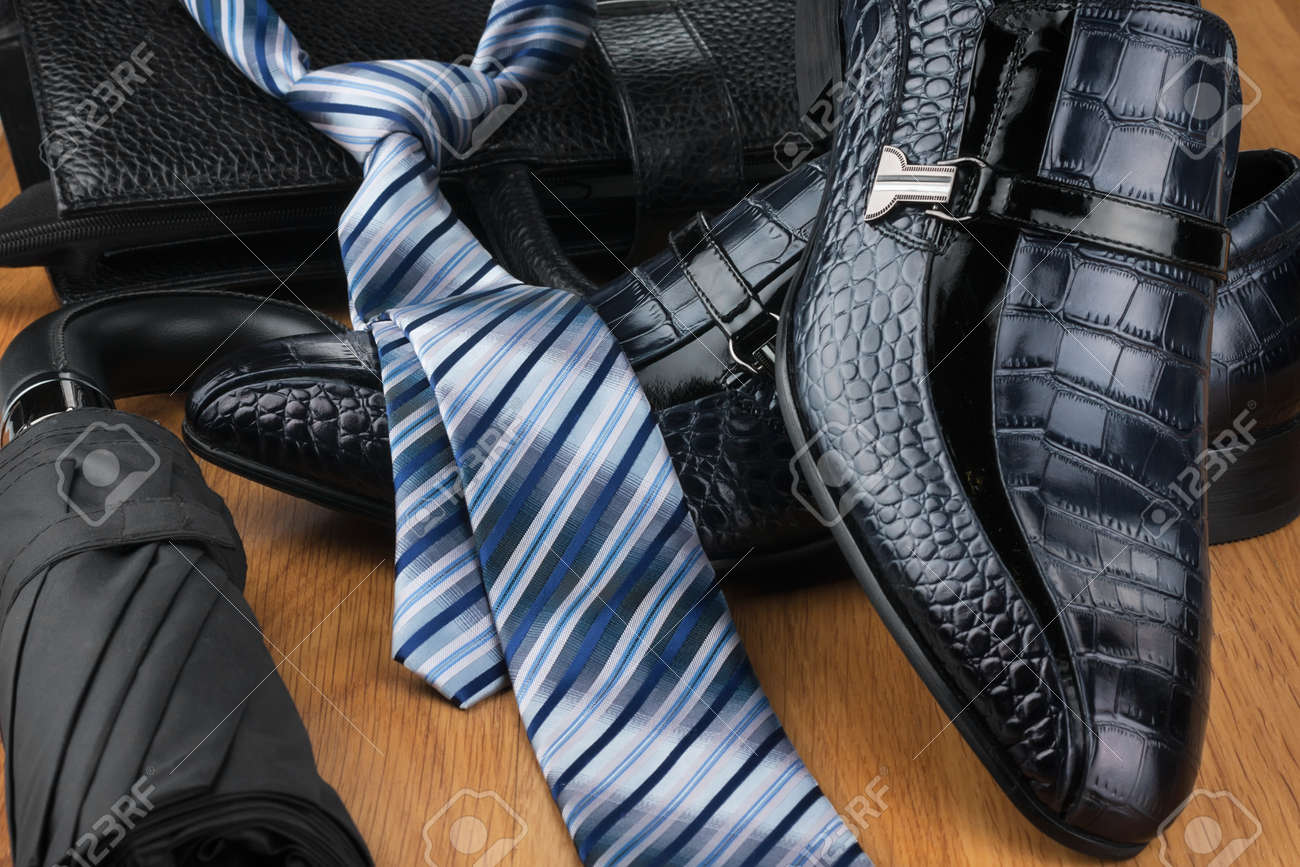 Zapatos de los hombres clásicos, Corbata, paraguas y bolso en el piso de madera, se pueden utilizar como fondo Zapatos de los hombres clásicos, Corbata, paraguas y bolso en el piso de madera, se pueden utilizar como fondo