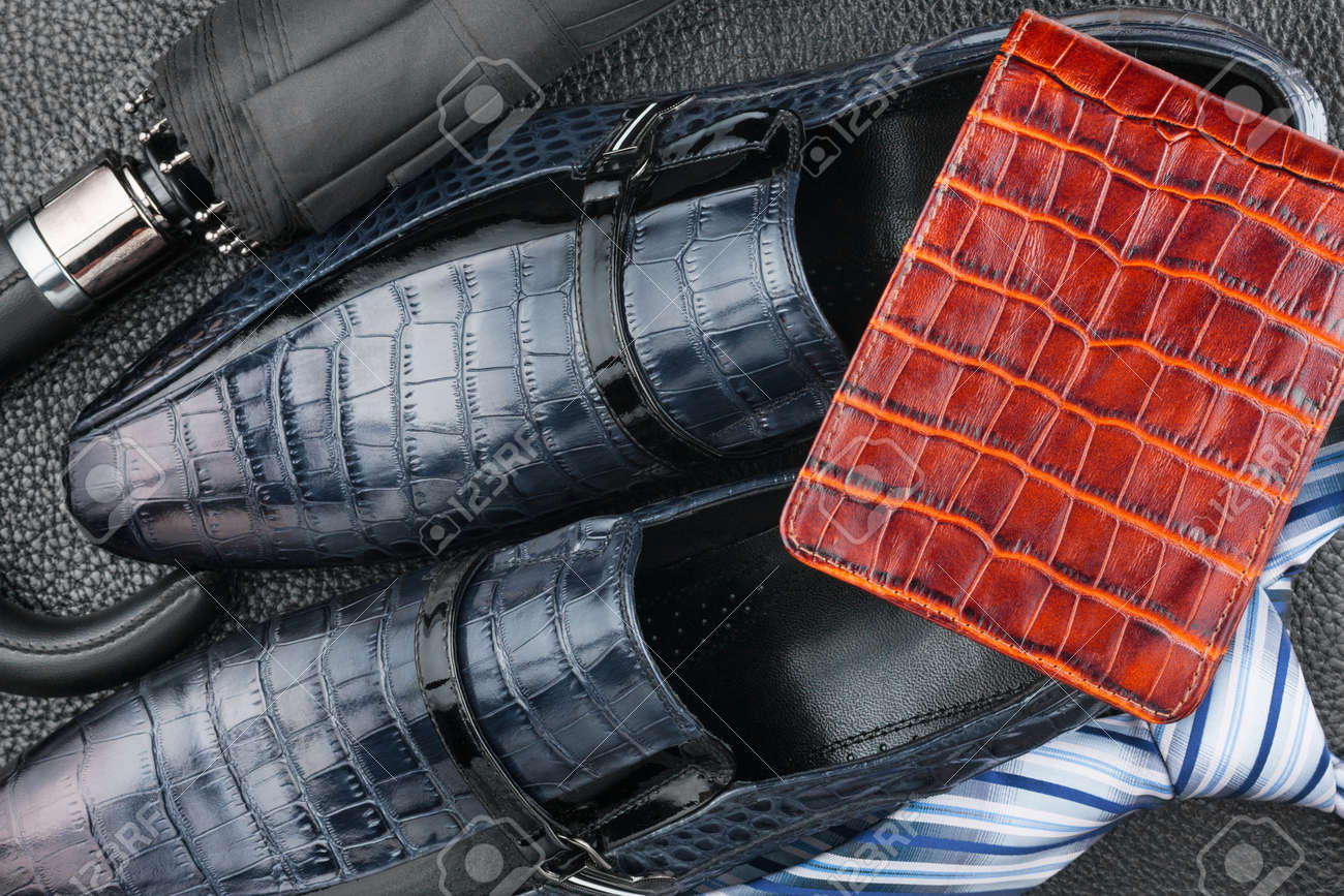Zapatos de los hombres clásicos, Corbata, paraguas y bolso en el piso de madera, se pueden utilizar como fondo Zapatos de los hombres clásicos, Corbata, paraguas y bolso en el piso de madera, se pueden utilizar como fondo
