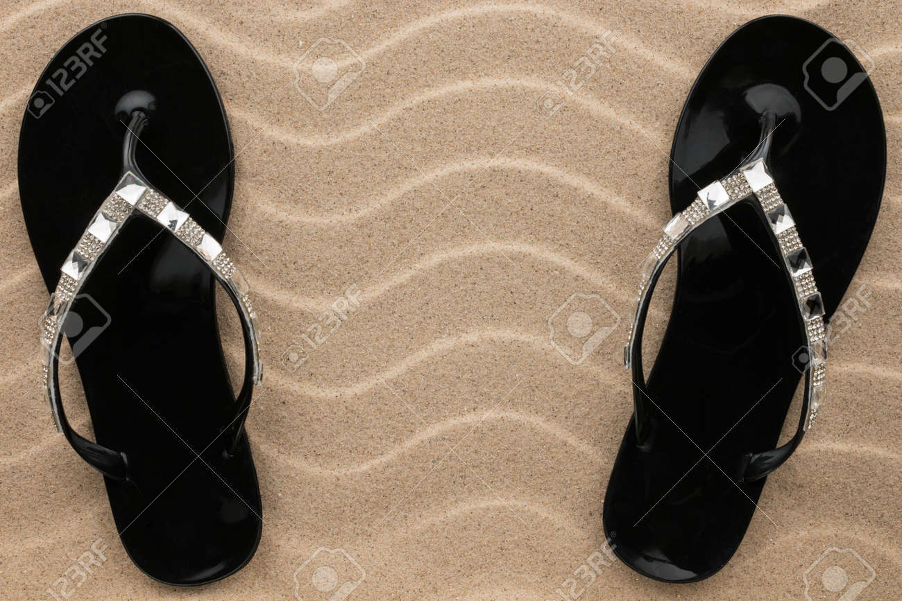 Par De Sandalias De Playa En Pedrería De Pie Sobre La Arena. Vista Arriba Fotos, Retratos, Imágenes Y Fotografía De Archivo Libres De Derecho. Image 73724982.