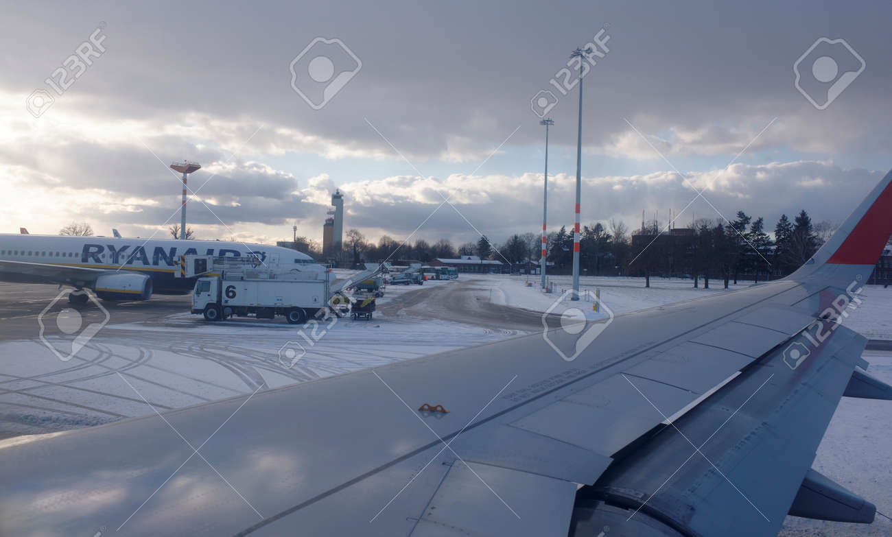 ベルリン ドイツ 17 年 1 月 5 日 テンペルホーフ空港勤務のスタッフ の写真素材 画像素材 Image ベルリン ドイツ 17 年 1 月 5 日 テンペルホーフ空港勤務のスタッフ の写真素材 画像素材 Image