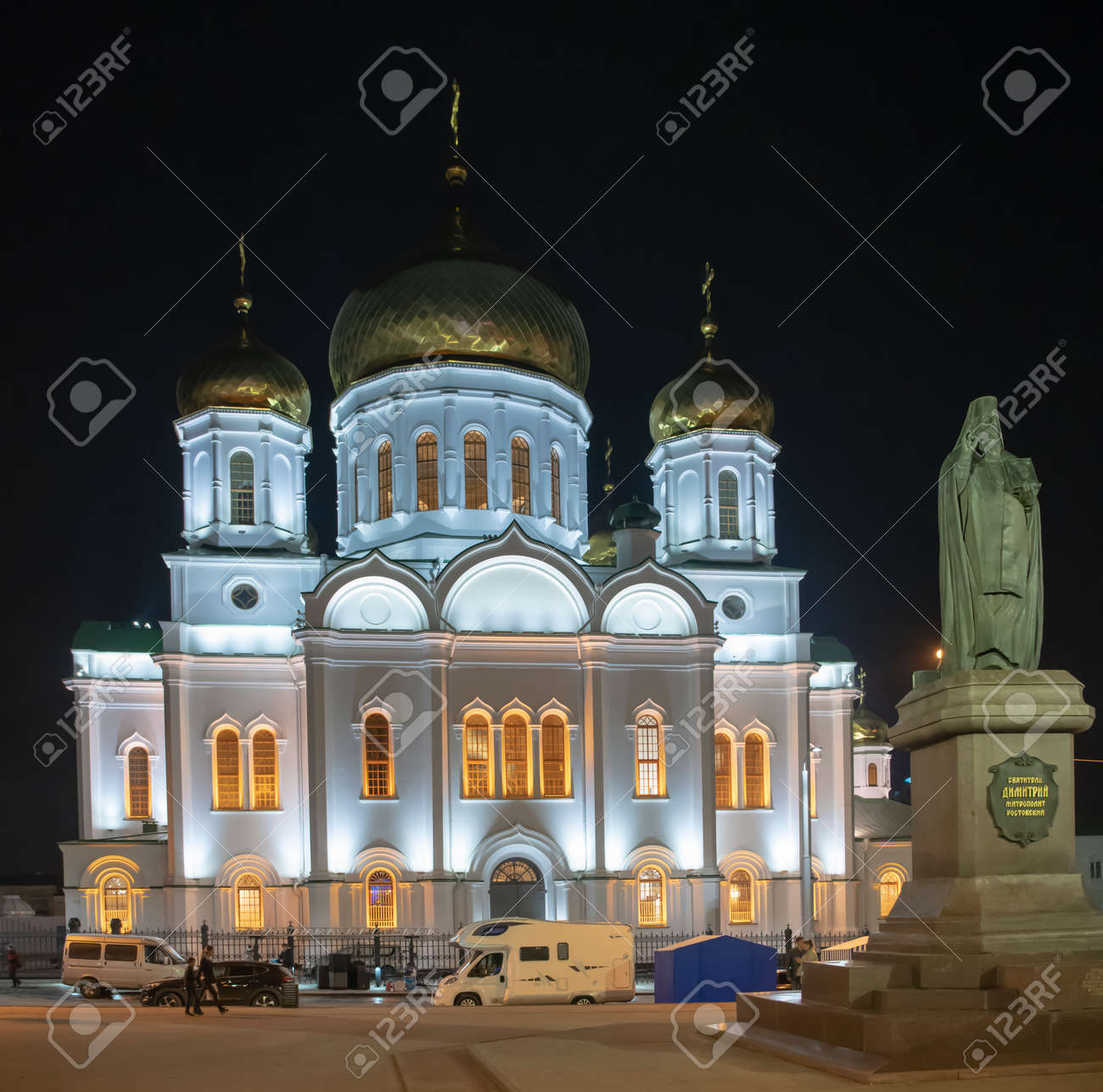 Rostov sul don; russia, 26 ottobre 2019: cattedrale della natività della beata vergine di rostov. i cittadini camminano vicino alla cattedrale - 132643158