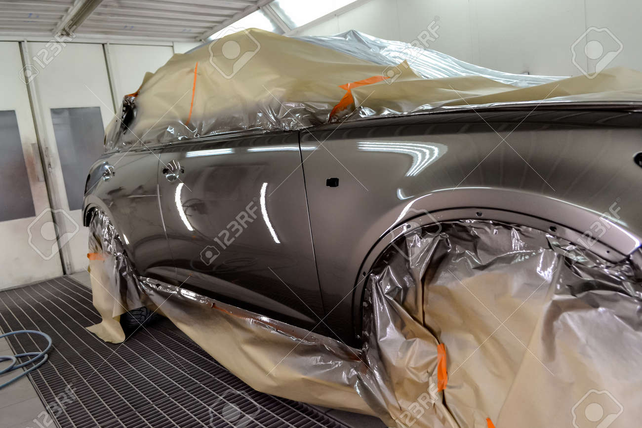 ボディ修理のためのワークショップで車を塗装 塗料を打つことから紙で覆われた車 の写真素材 画像素材 Image ボディ修理のためのワークショップで車を塗装 塗料を打つことから紙で覆われた車 の写真素材 画像素材 Image