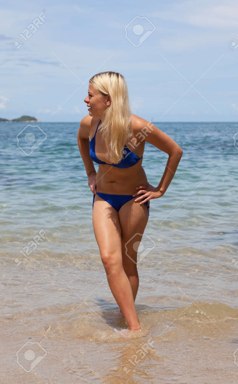 De blondine op het strand
