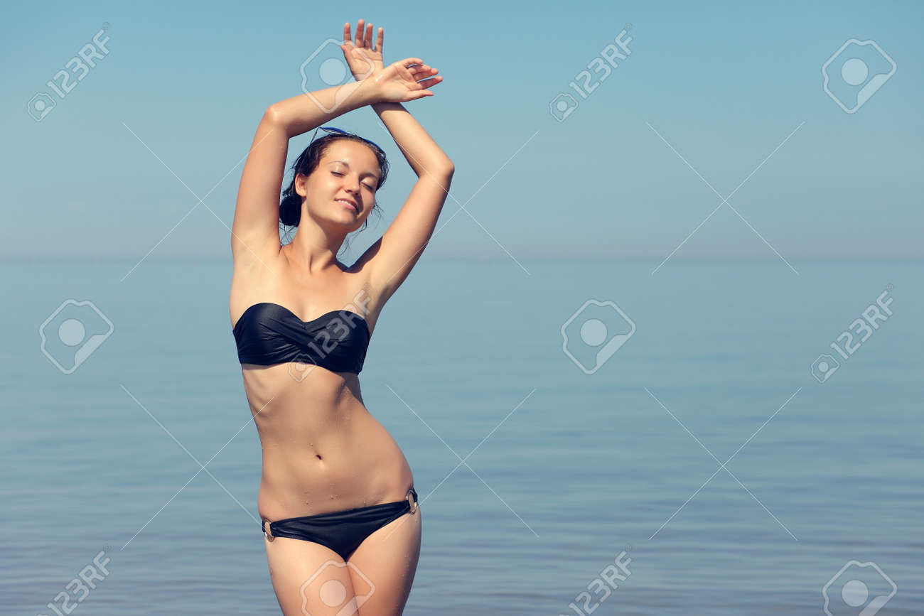 海で水着姿の若いセクシーな女の子 の写真素材 画像素材 Image