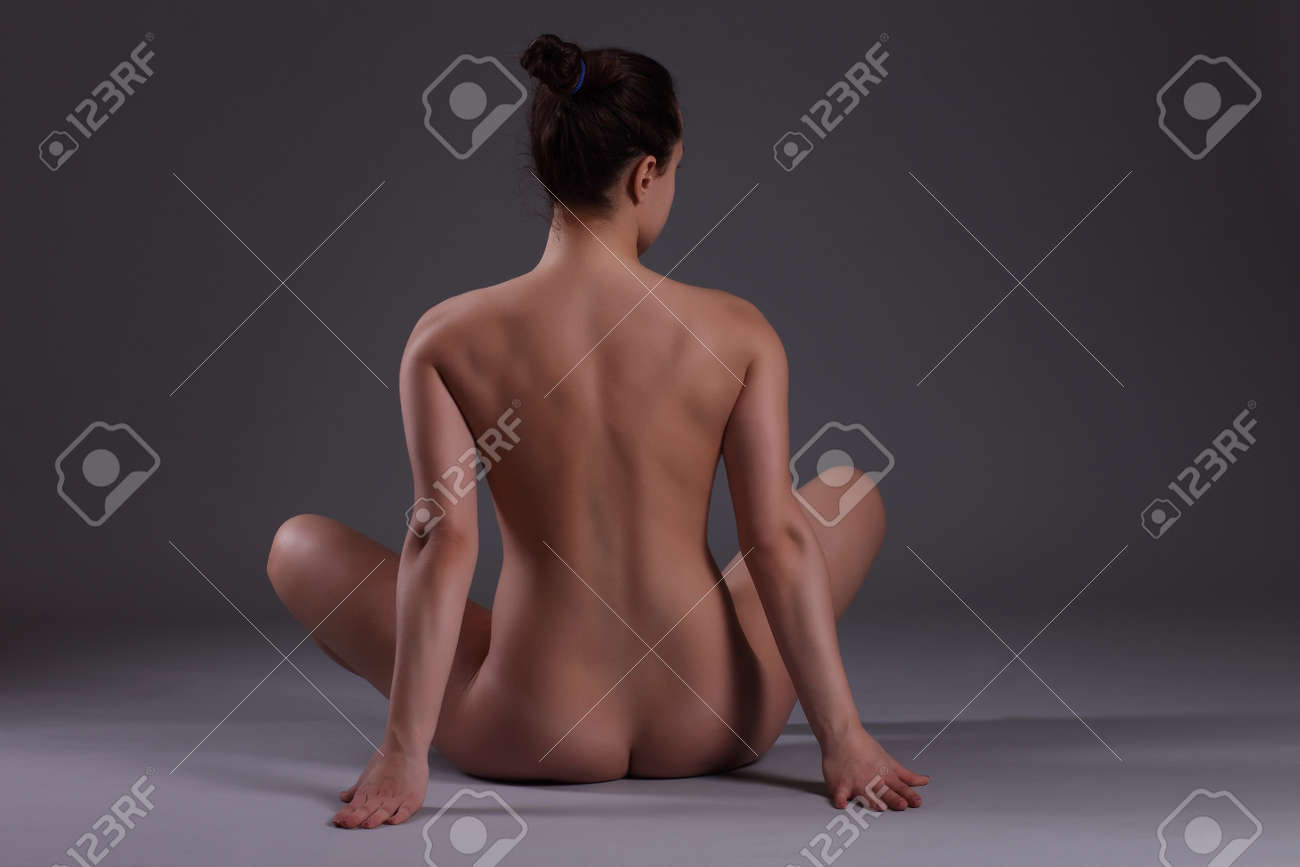 Femme yoga nue