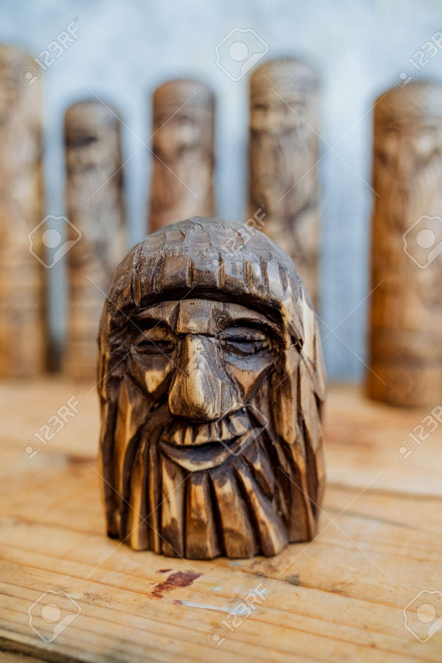 木でできた人物。老人の顔は木の棒に刻まれています。創造性と木彫り