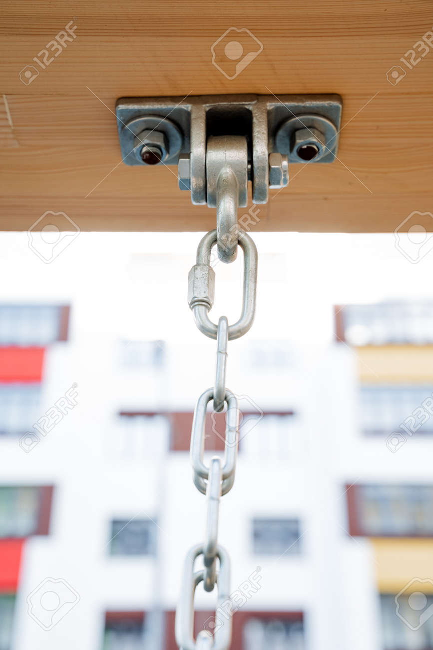 チェーンを丸太に固定するためのサスペンションシステム、金属製のカラビナ、建物の構造、高さで荷物を吊るす方法。高品質の写真の写真素材・画像素材  Image 189016976