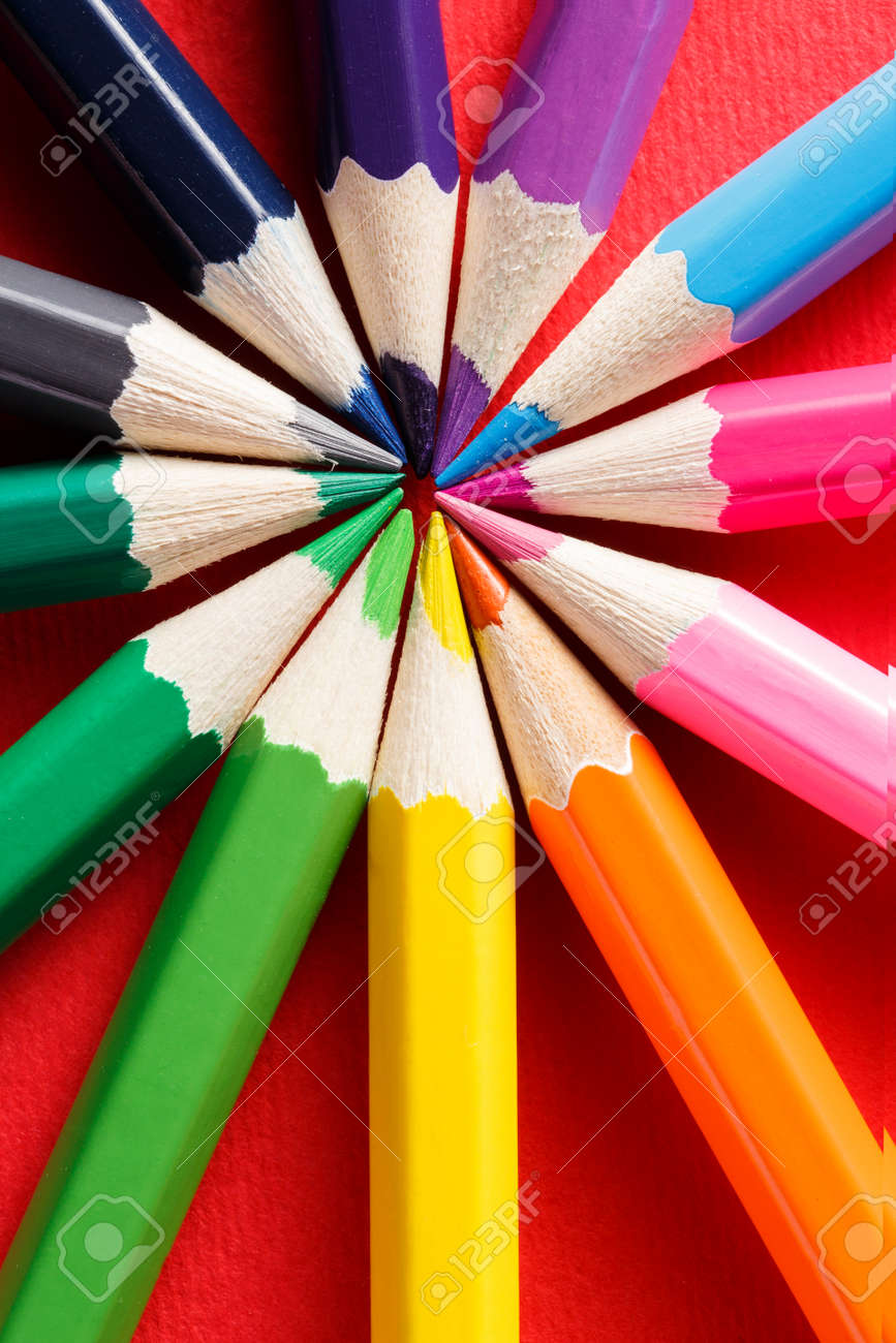Cercle De Couleurs Compose De Crayons De Couleur Sur Le Fond Rouge Banque D Images Et Photos Libres De Droits Image