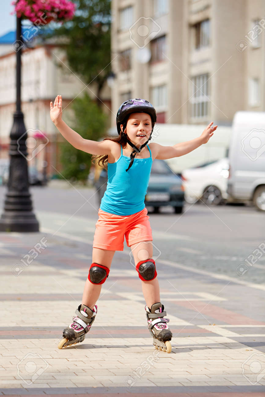 美しい夏の日の野外学習ローラー スケートをするかわいい女の子 の写真素材 画像素材 Image