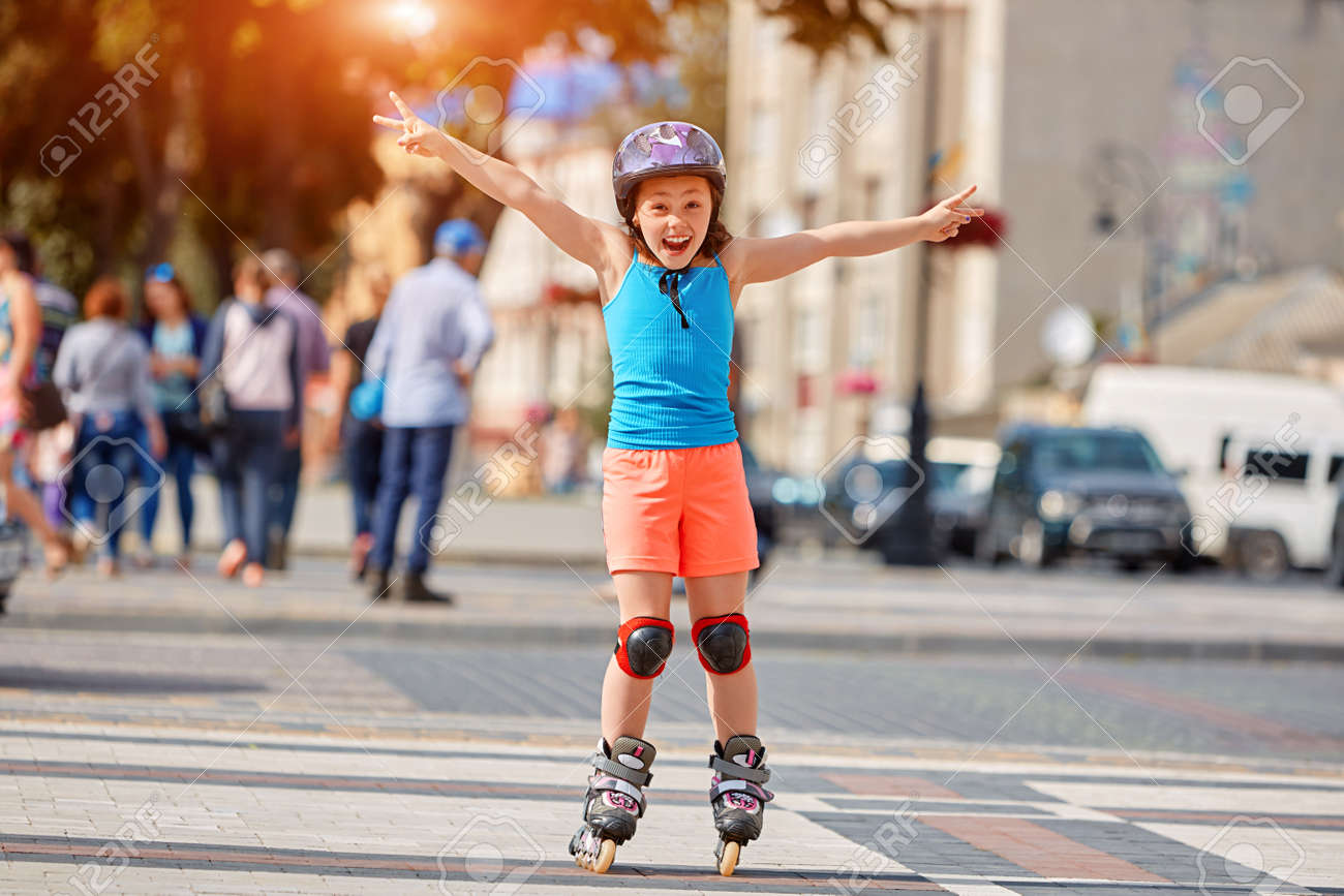 公園に乗ってヘルメットでローラー スケートで面白い小さなかわいい女の子 の写真素材 画像素材 Image